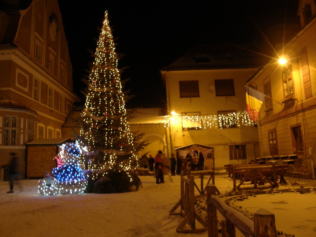 Place Enescu à Brasov, où se trouve Bistro de l'Arte