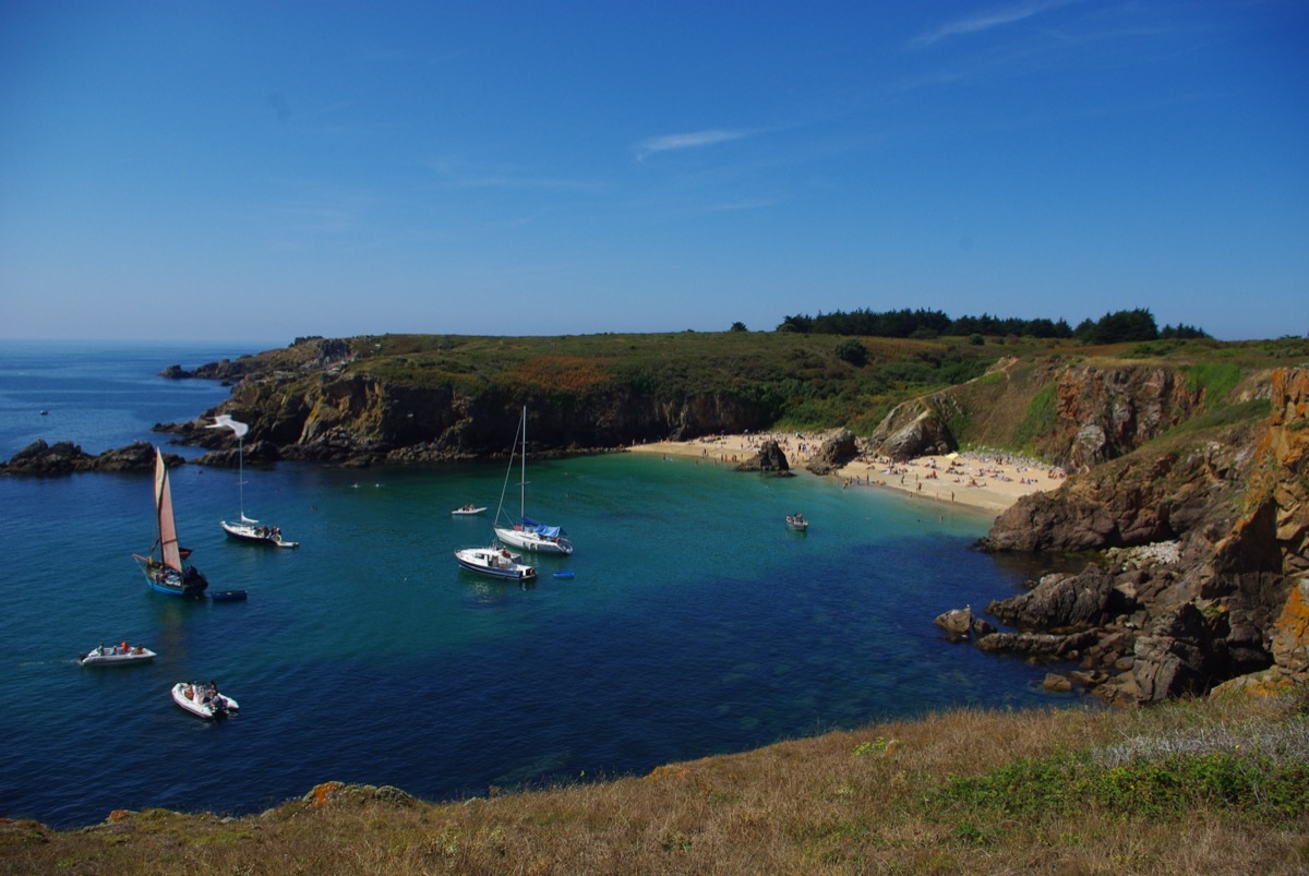 Anse des Soux sur la côte sauvage de l'Île-d'Yeu, crique de schiste et eau translucide