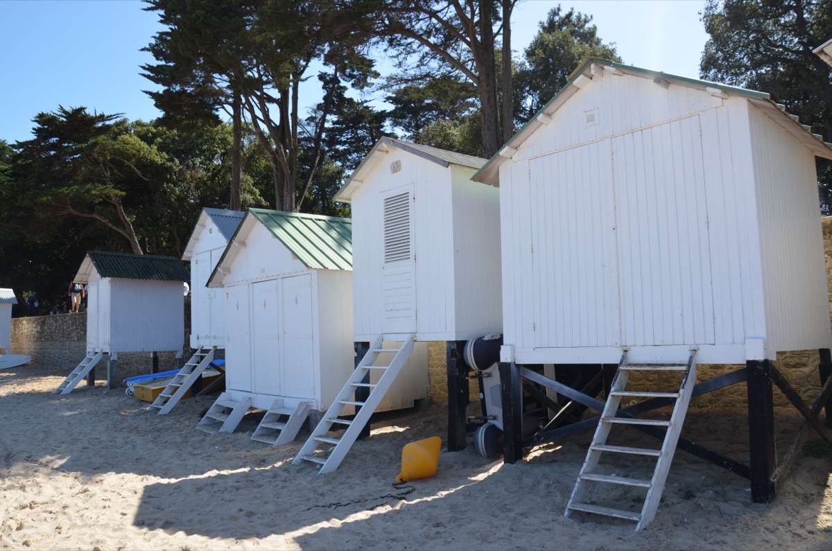 Cabines en bois blanches sur la plage des Dames au Bois de la Chaise, Noirmoutier
