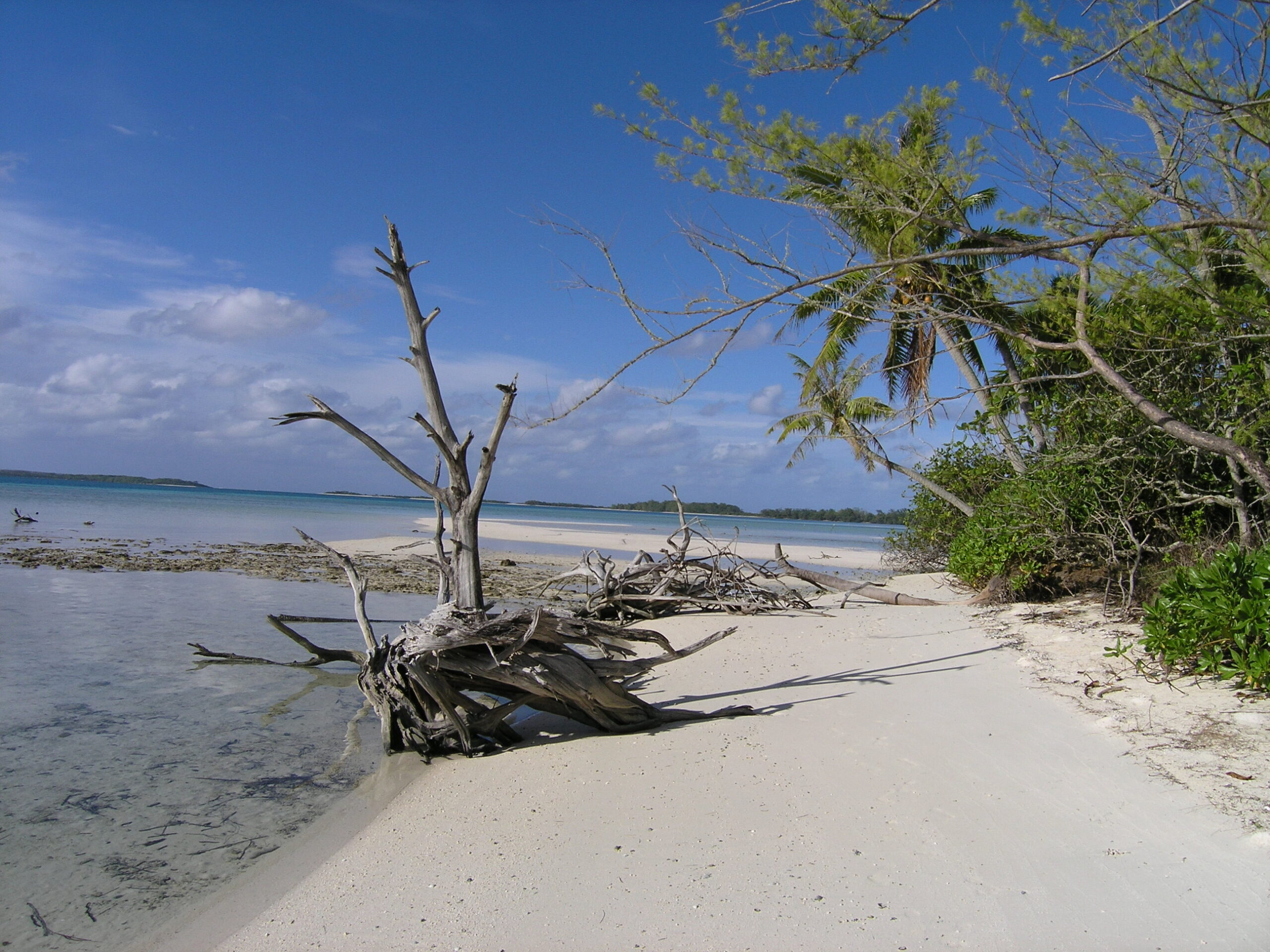 Vue des motus de Raivavae, archipel des Australes, eaux turquoise