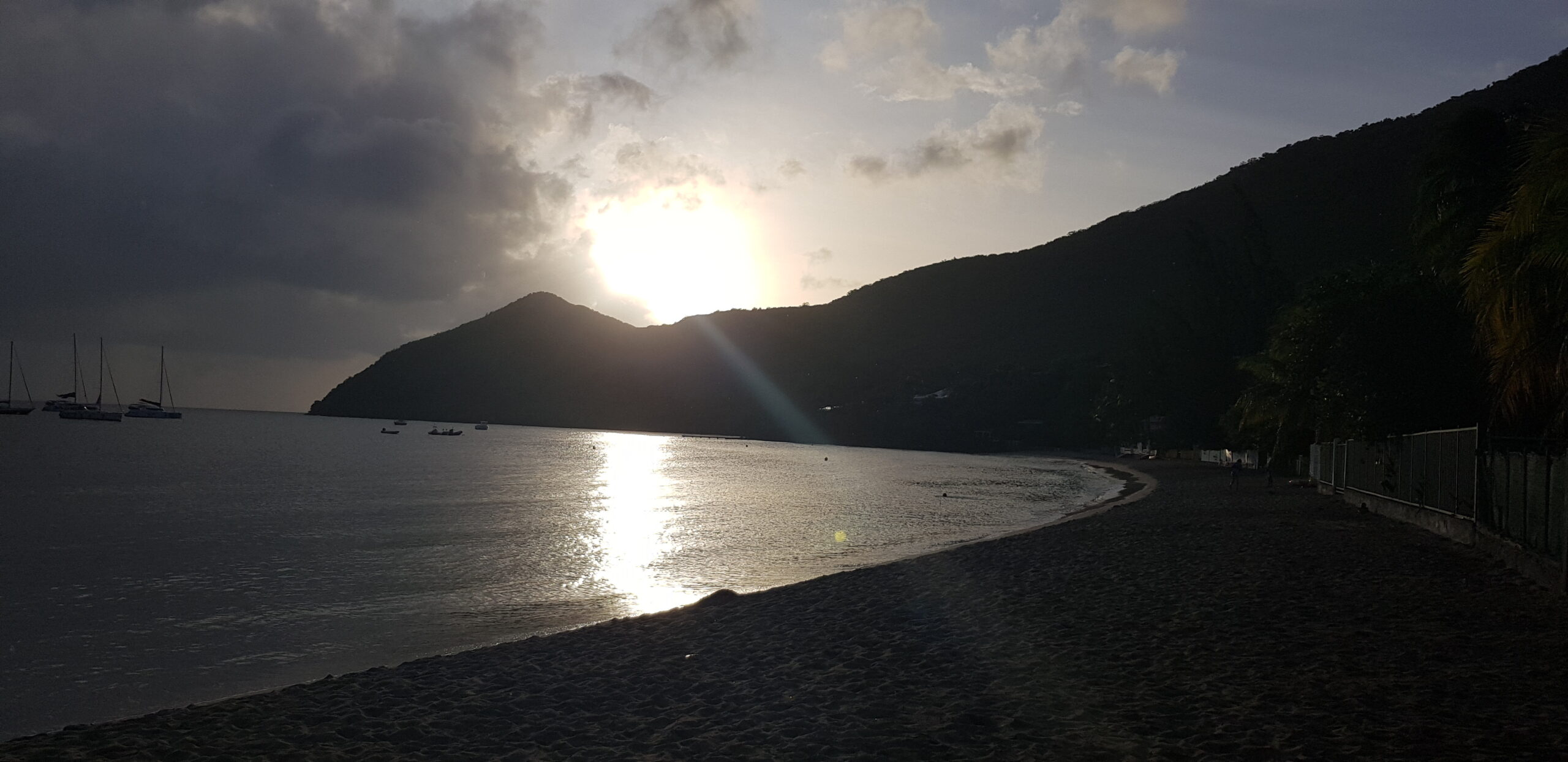 Grande Anse d'Arlet, Martinique - bateaux de pêcheurs colorés et village créole