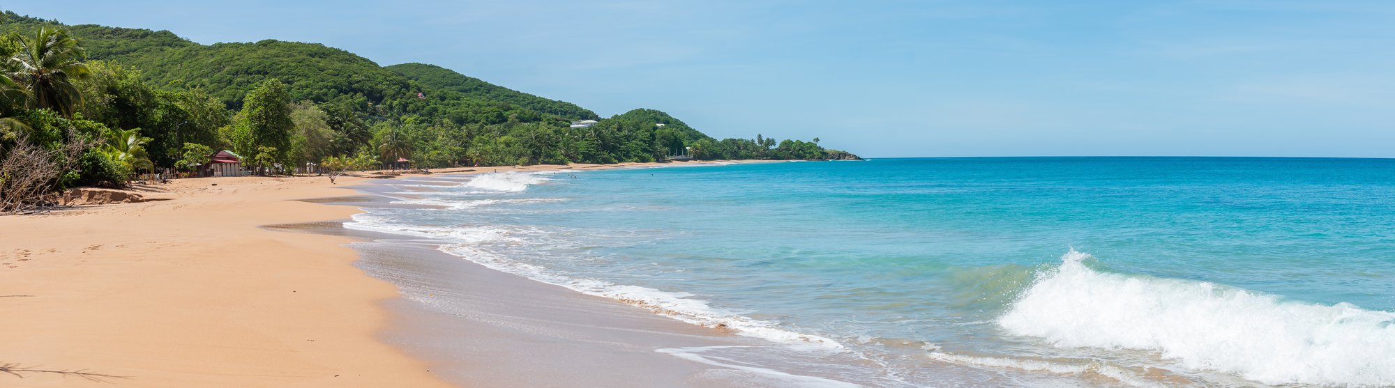 Plage de la Perle Deshaies Guadeloupe - sable blond et recif corallien