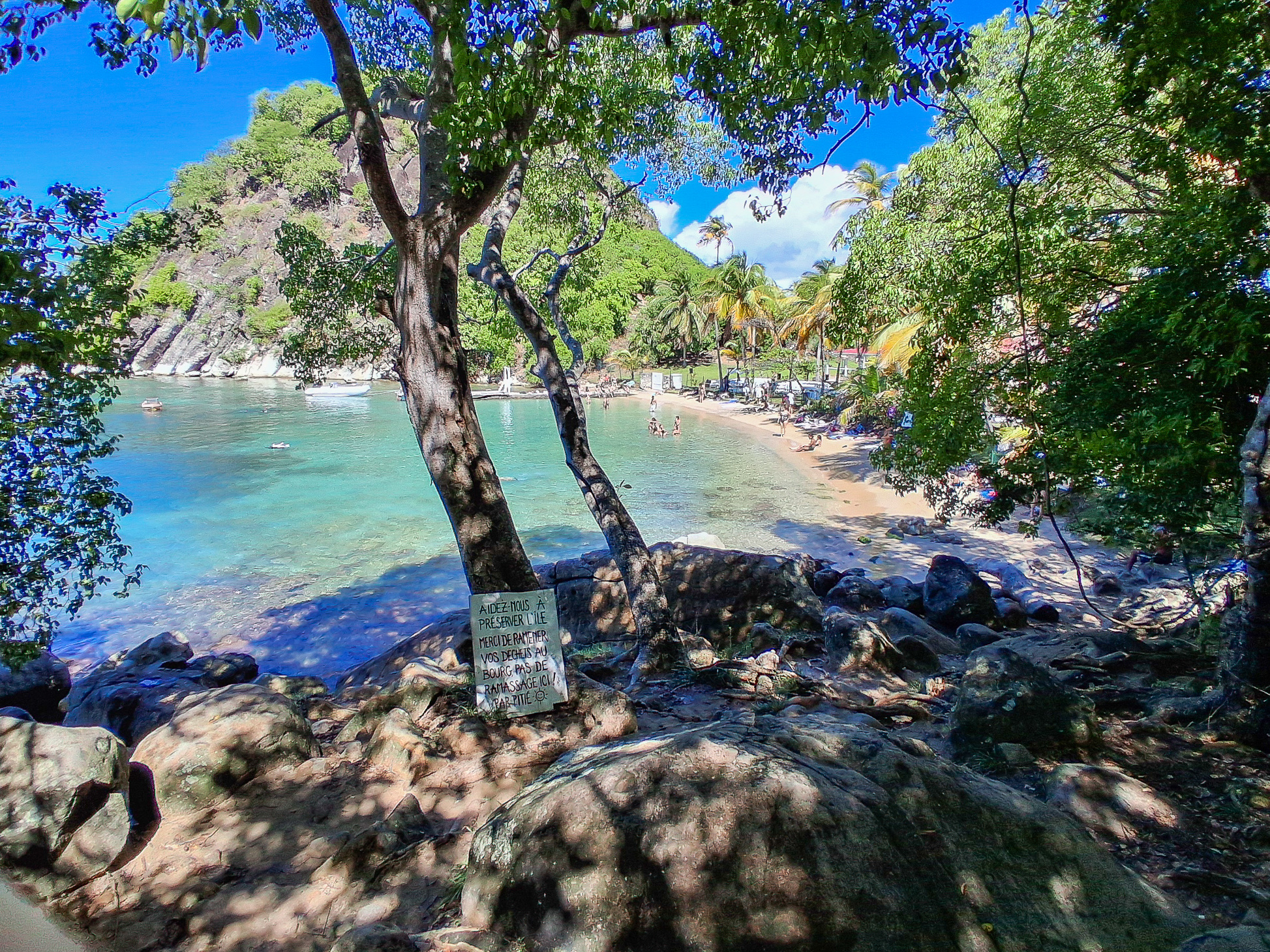 Plage du Pain de Sucre Terre-de-Haut Les Saintes Guadeloupe - eperon volcanique et eaux cristallines