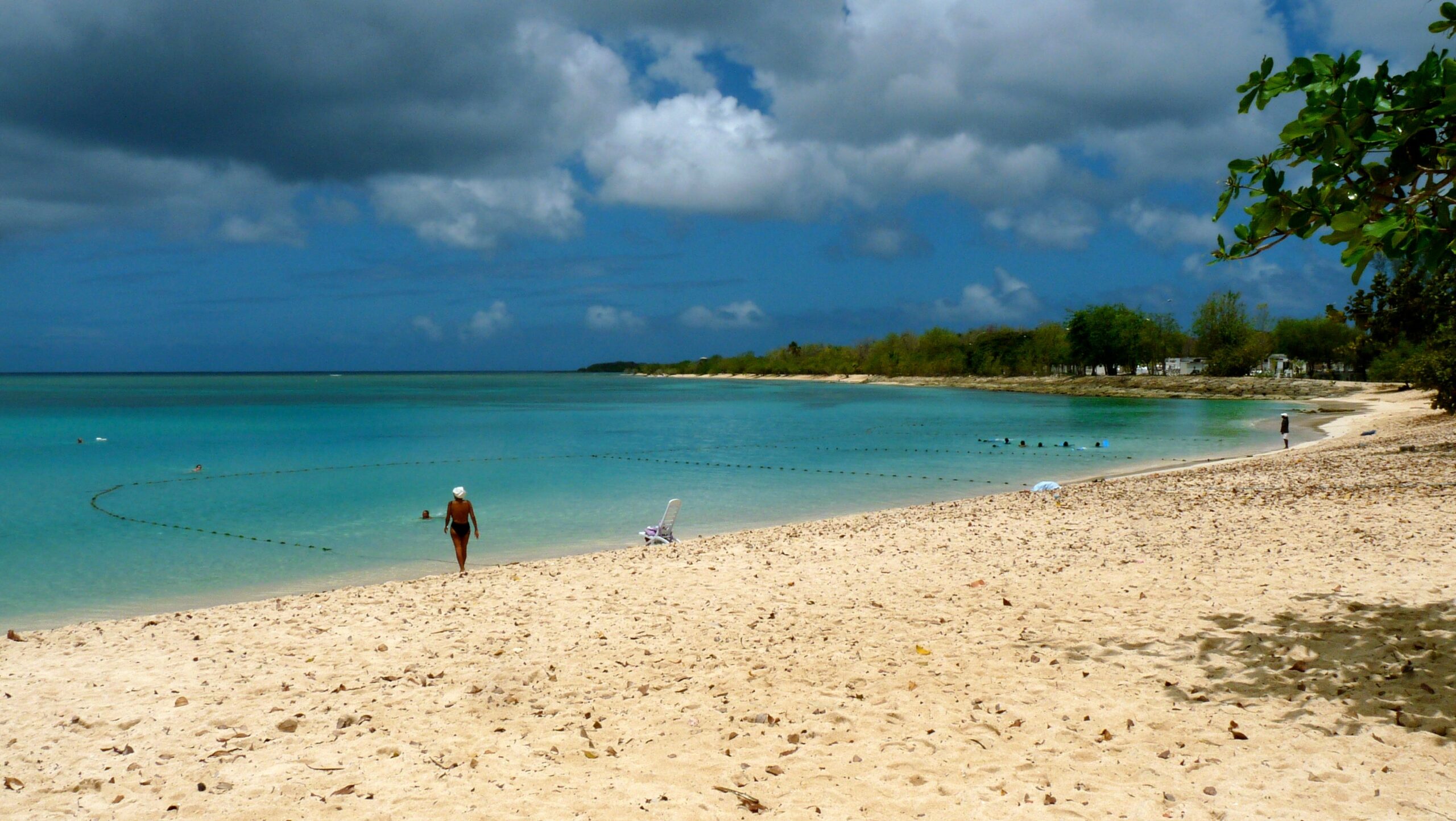 Plage du Souffleur Port-Louis Grande-Terre Guadeloupe - sable blanc et vue sur Basse-Terre
