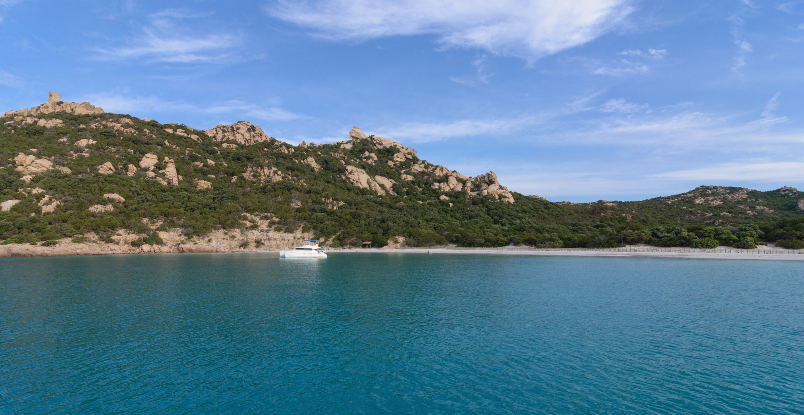 Cala di Roccapina, Sartène, Corse - plage sauvage et le Lion de granit en arrière-plan