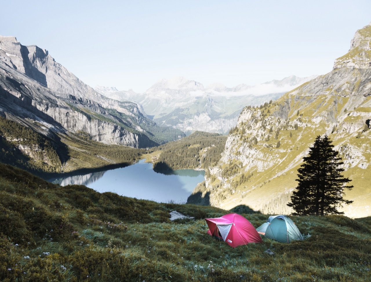 Le lac de l'Oeschinensee, Kandersteg, encadre par les parois calcaires
