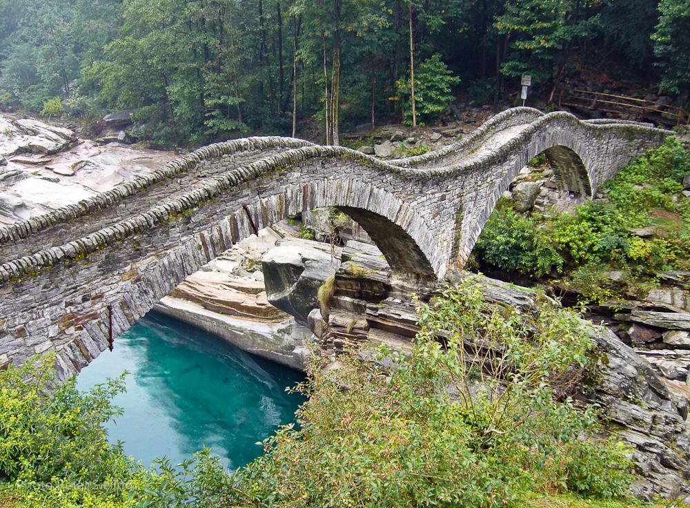 Le Ponte dei Salti a Lavertezzo, double arche medievale sur le Verzasca turquoise