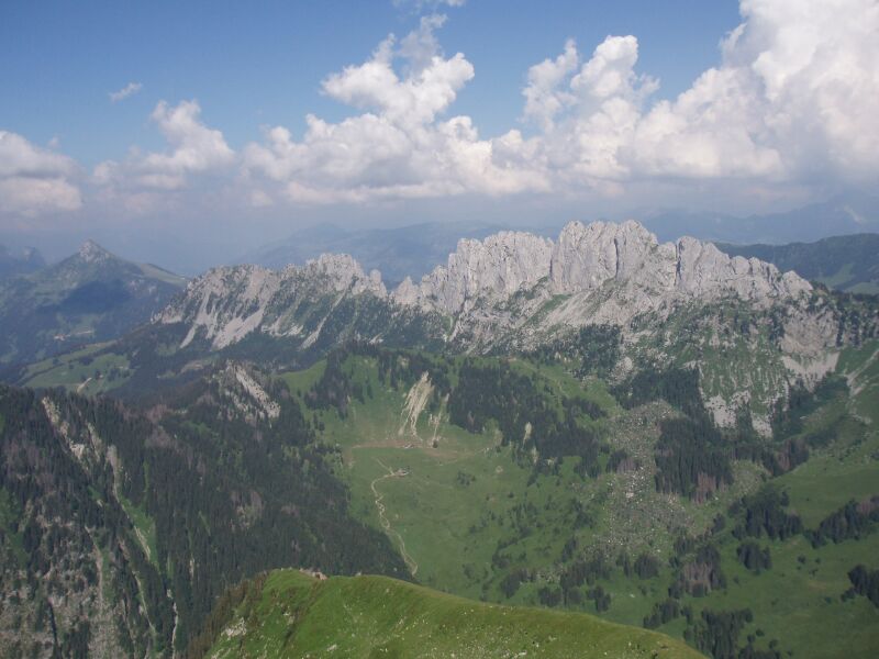 La chaine calcaire des Gastlosen vue depuis Hochmatt, canton de Fribourg