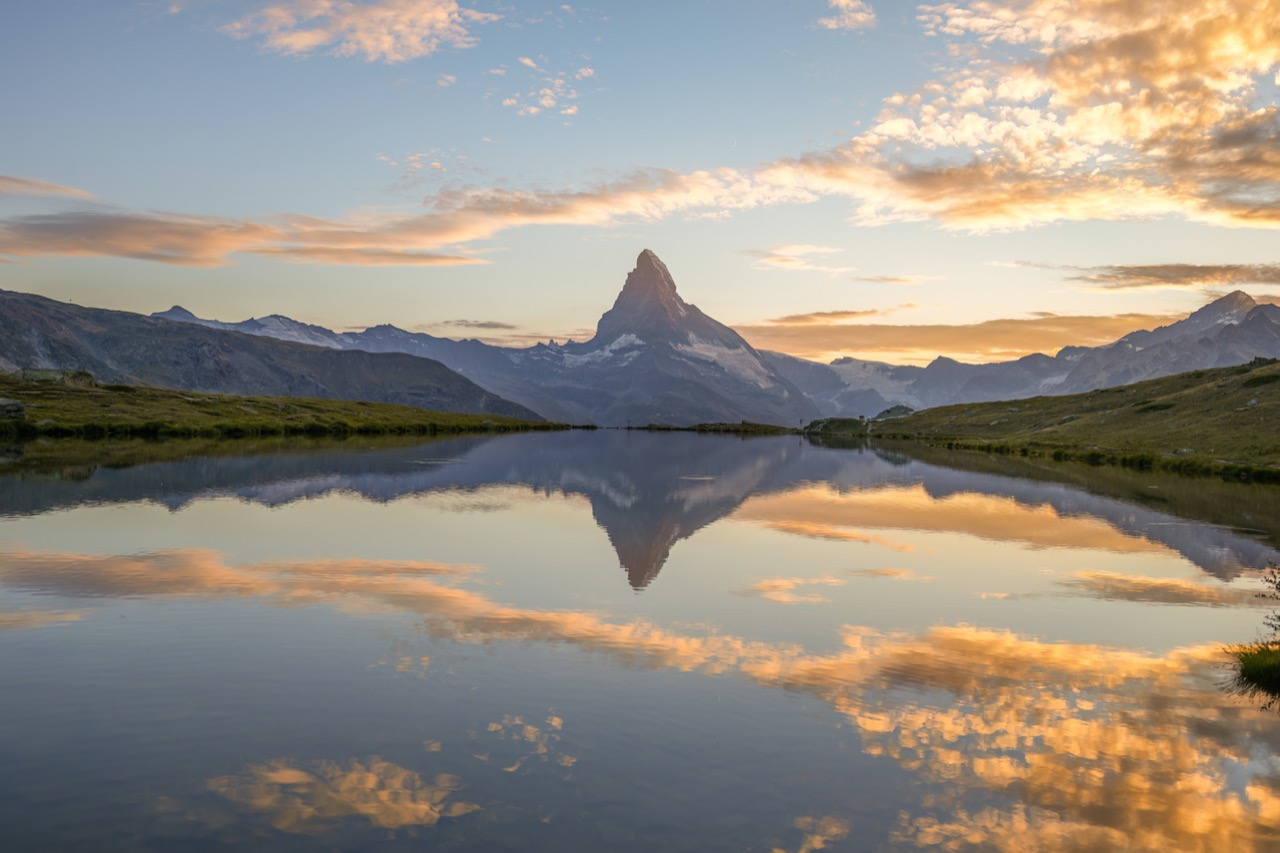 Le Cervin se refletant dans le Stellisee sur le 5-Seenweg de Zermatt