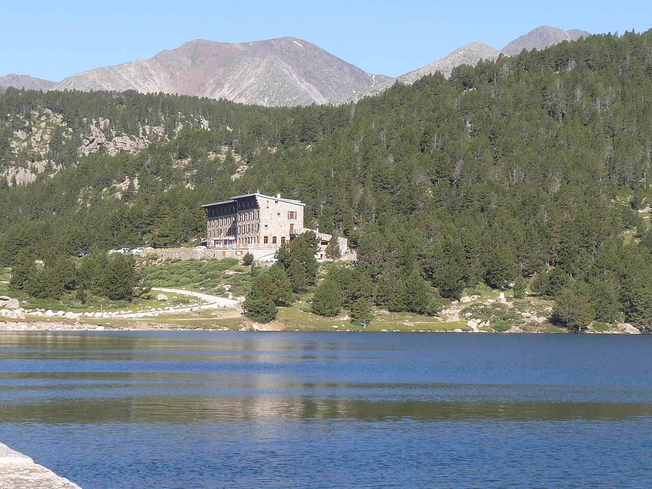 Lacs des Bouillouses - vue sur le lac de barrage et le massif du Carlit