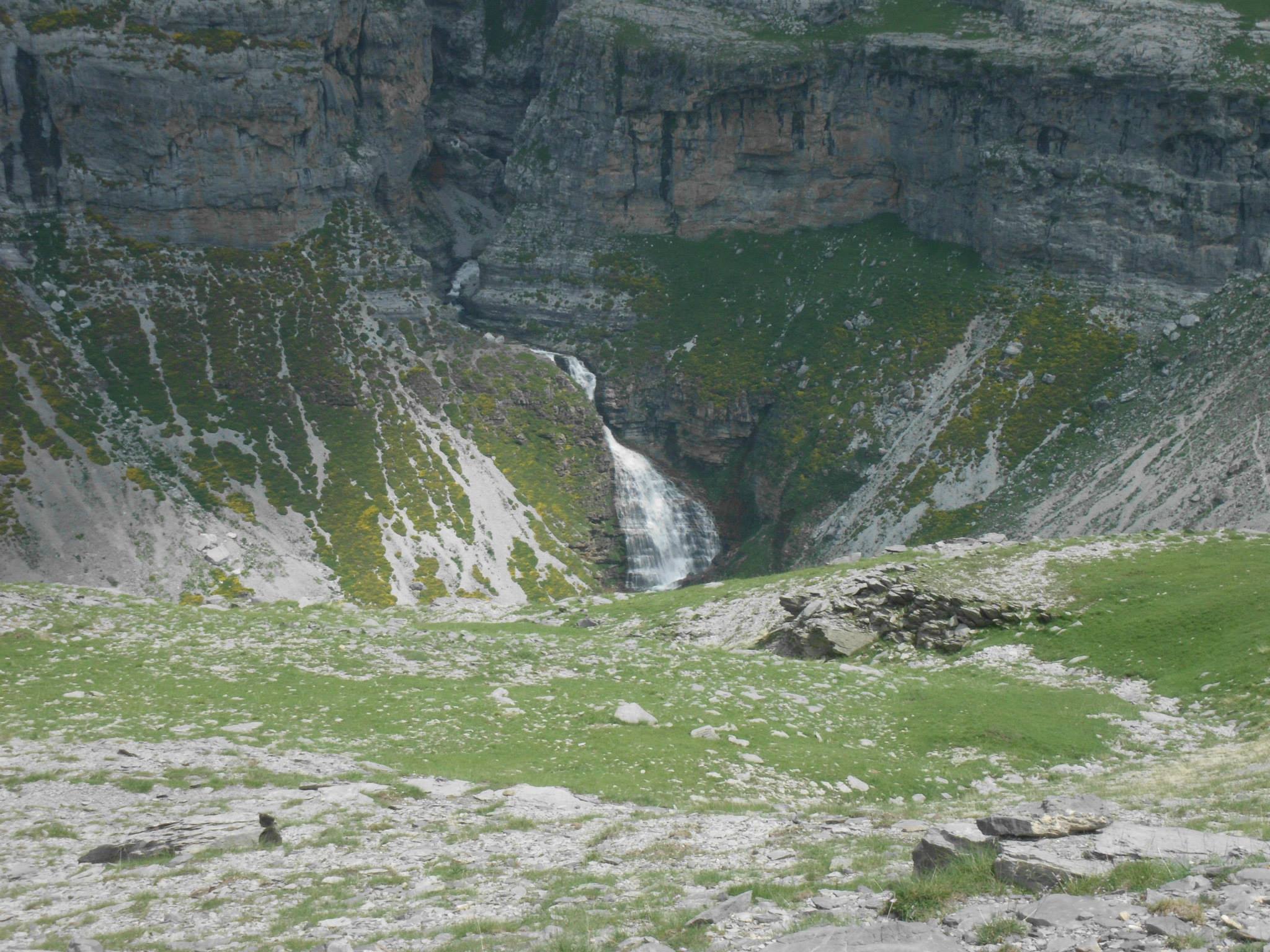 Cascade de la Cola de Caballo dans la vallee glaciaire d'Ordesa, Pyrenees aragonaises