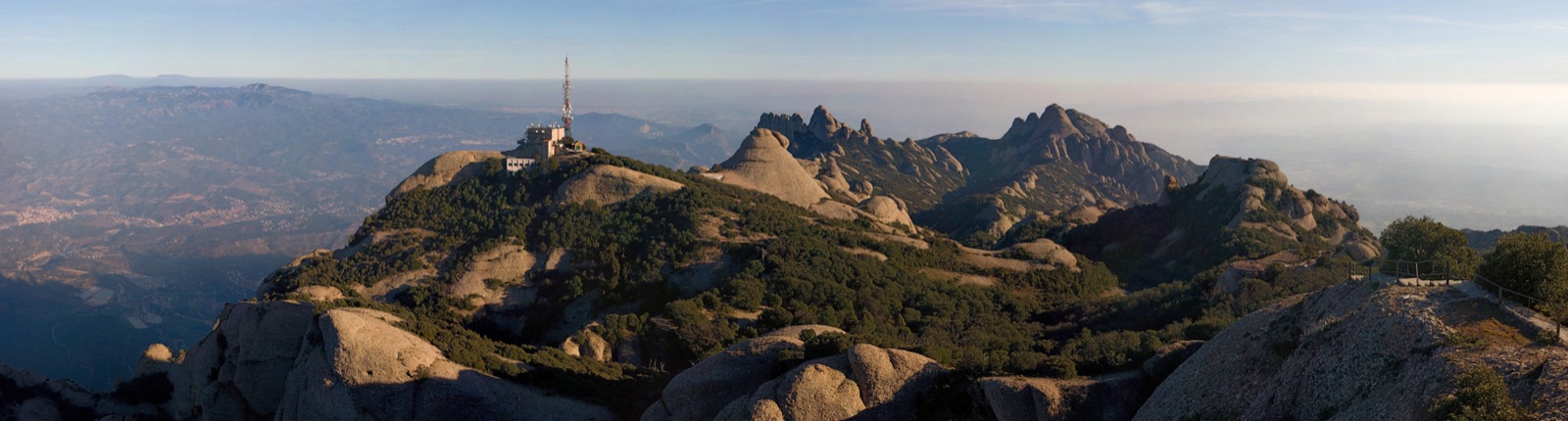 Aiguilles rocheuses du massif de Montserrat en Catalogne, vue vers le sommet de Sant Jeroni
