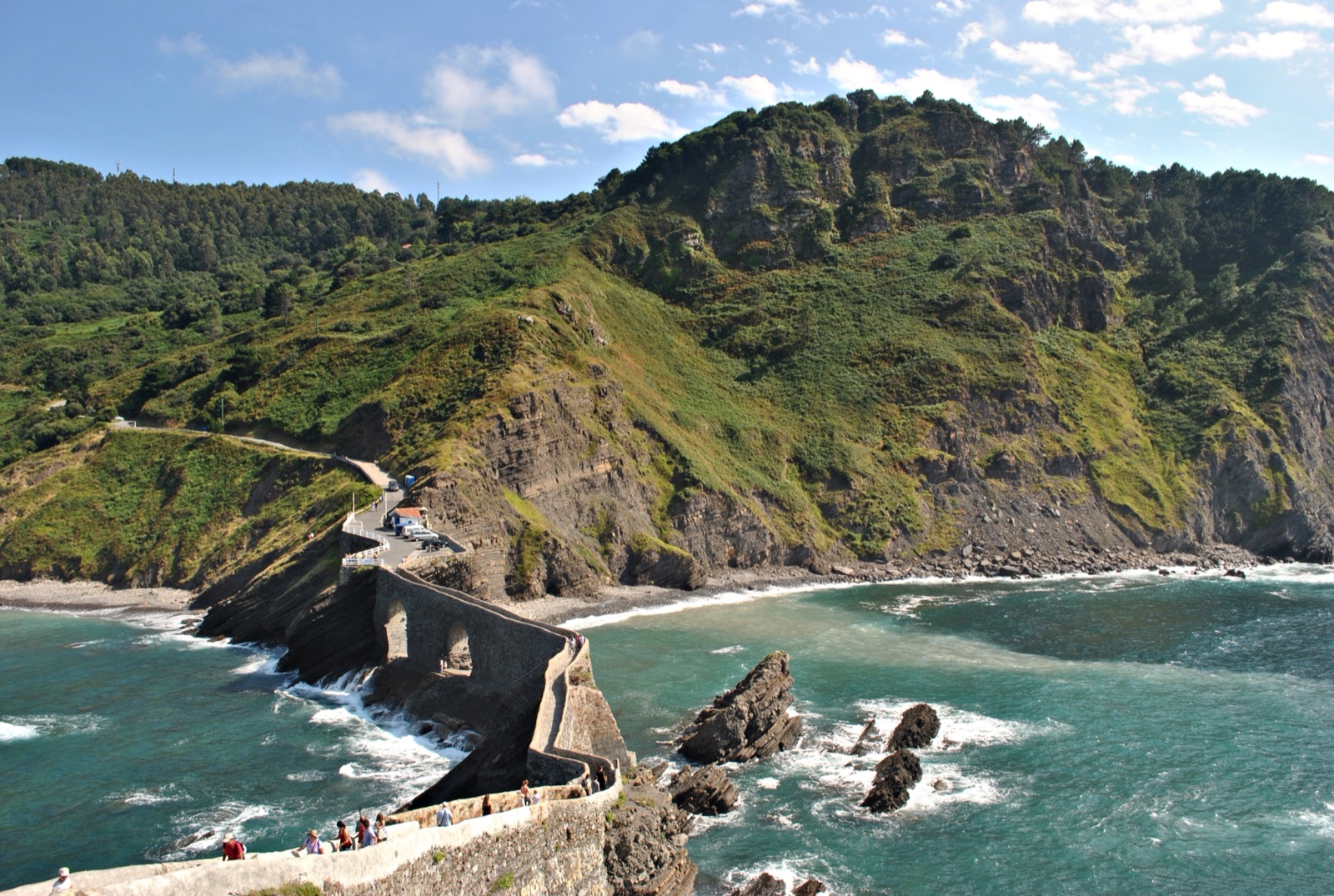 Ilot de San Juan de Gaztelugatxe avec son pont de pierre et ses 241 marches au Pays Basque