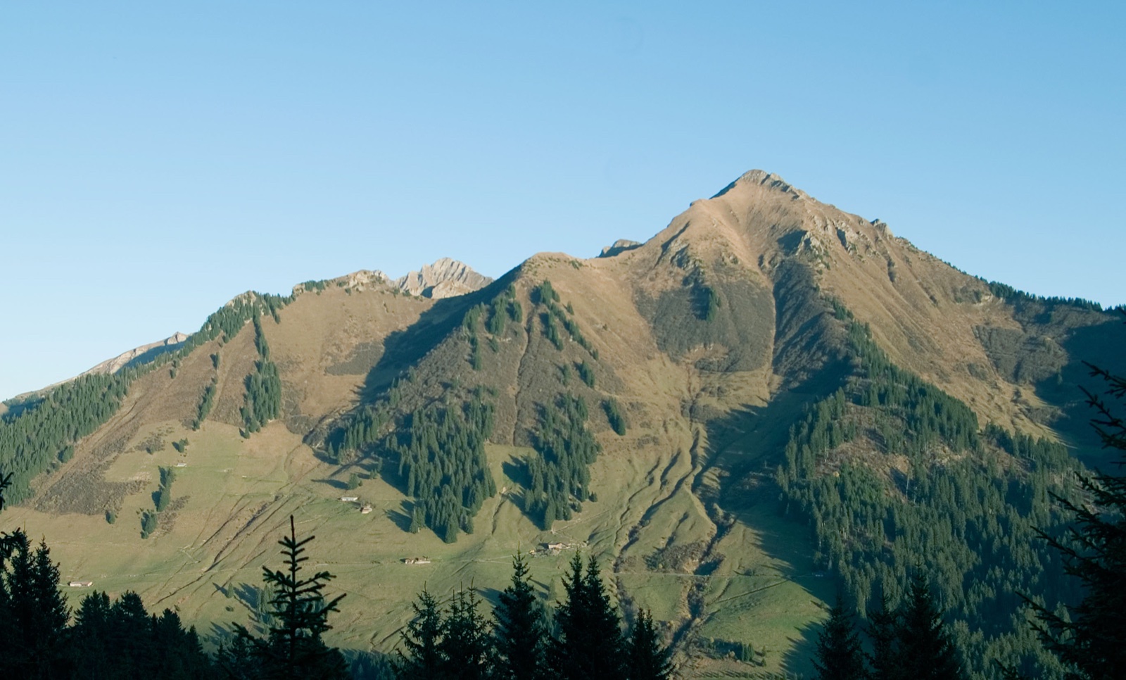 Pic Chaussy, sommet des Préalpes vaudoises à 2 351 mètres, face au glacier des Diablerets