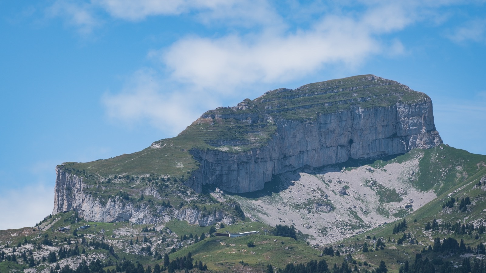 Tour d'Aï, sommet calcaire des Préalpes vaudoises à 2 330 mètres dominant Leysin, vue depuis La Forclaz