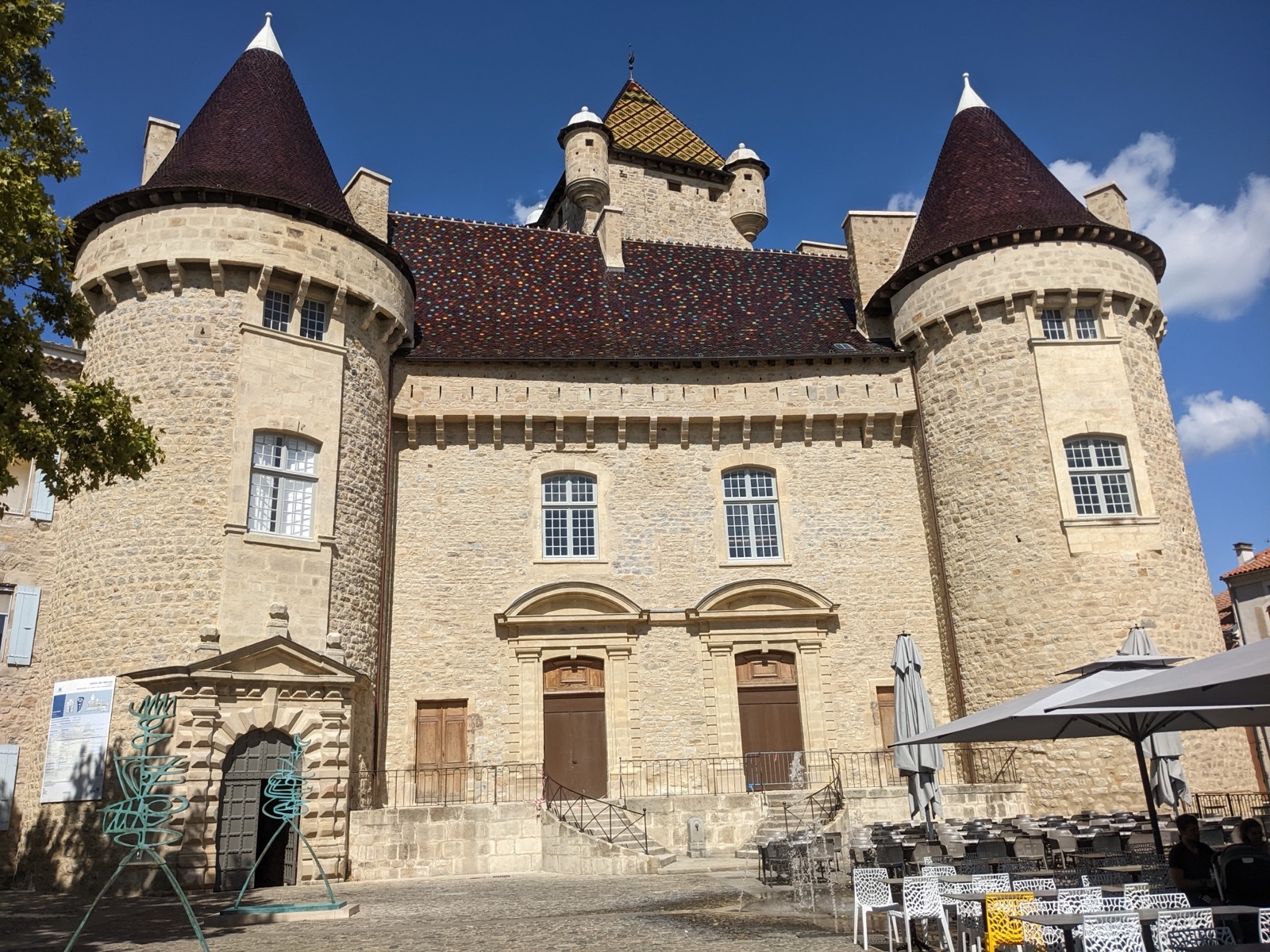 Le château d'Aubenas, emblème de la ville où L'Aubépine conserve son Bib Gourmand