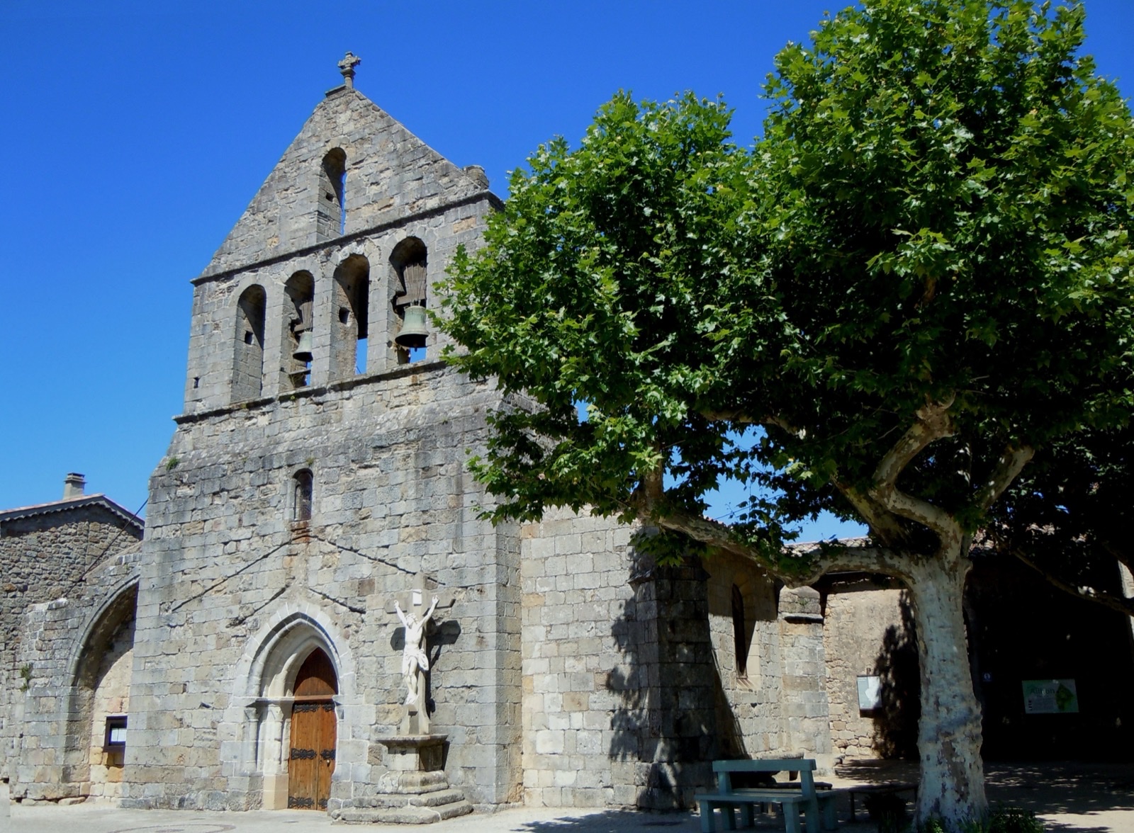 L'église du village d'Ailhon, où la Maison Ailhon a été repérée par Le Fooding