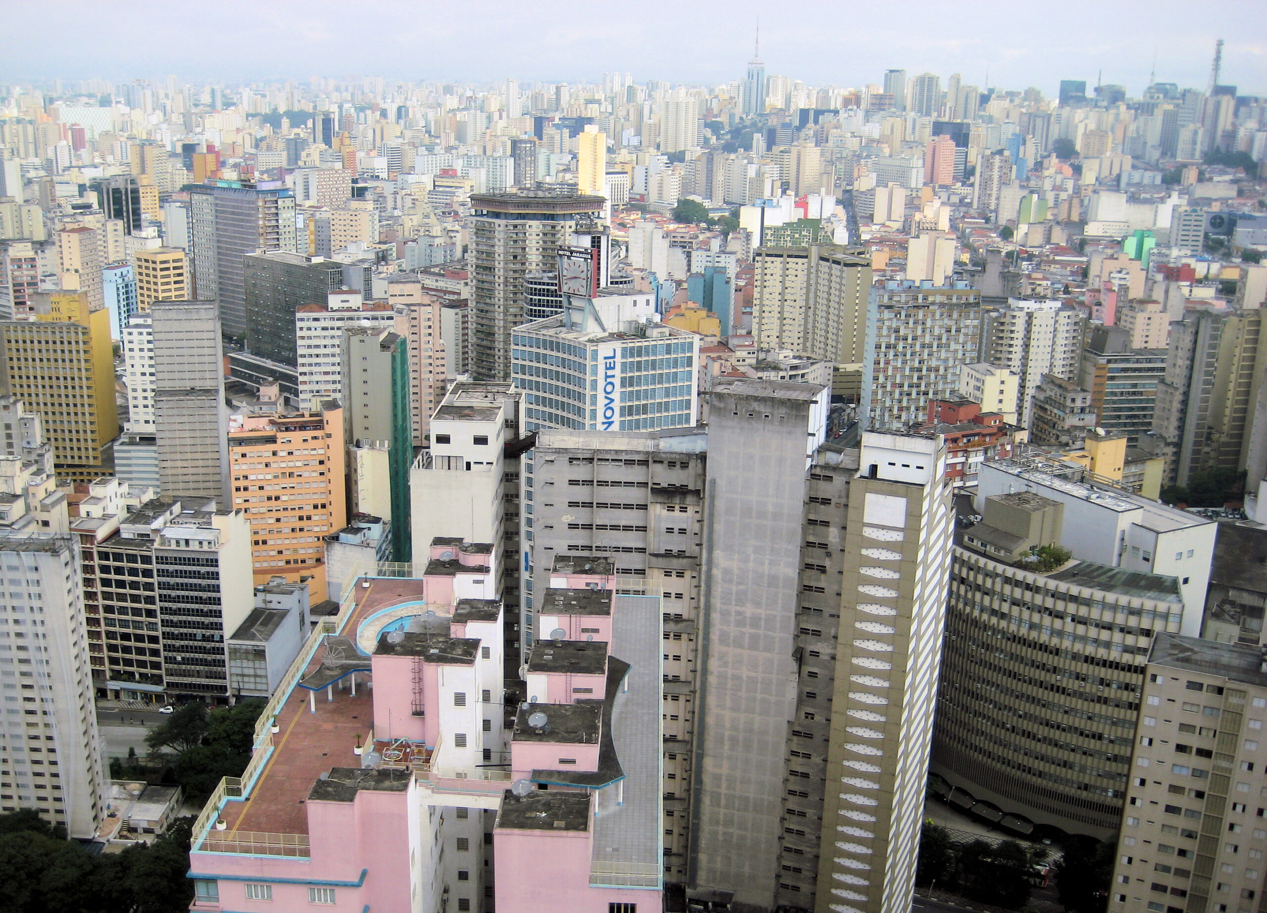 La skyline de São Paulo, ville de la table triplement étoilée Tuju