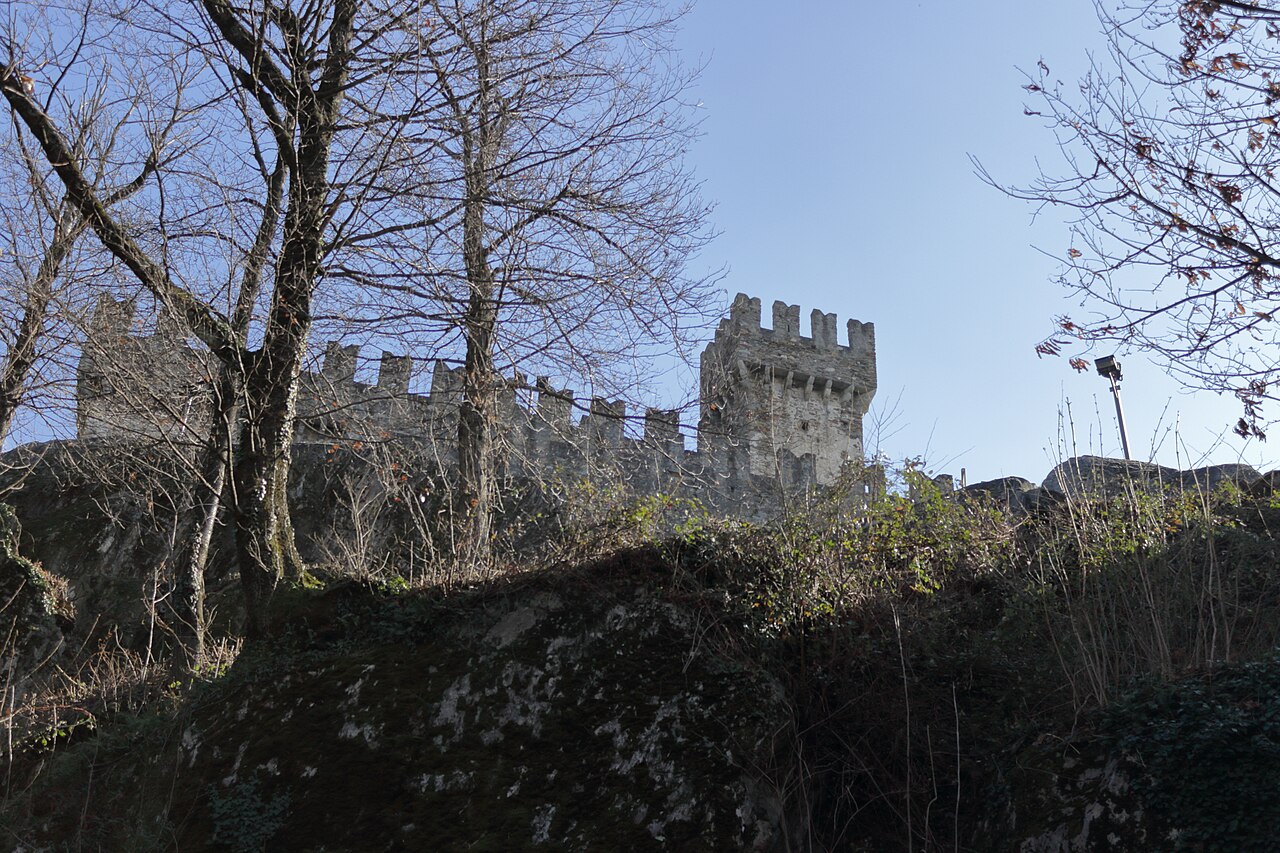 Les châteaux de Bellinzone et leur muraille dominant la vallée du Tessin