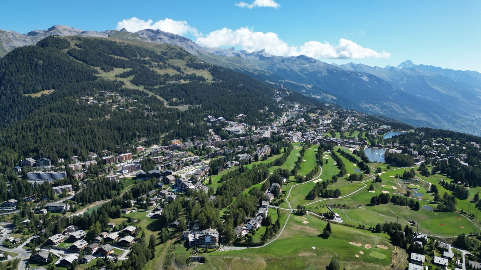 Crans-Montana vu du ciel, station où se trouve l'Hostellerie du Pas de l'Ours