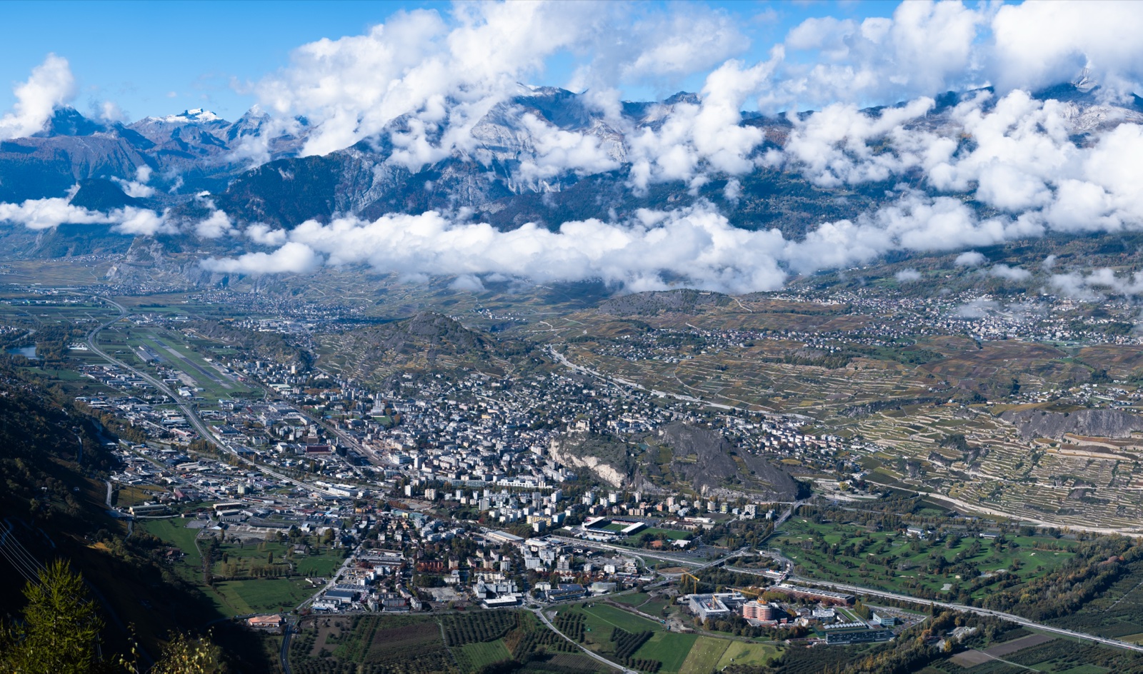 Sion vue depuis Nax, chef-lieu du Valais et ville du caveau Le Vieux Valais