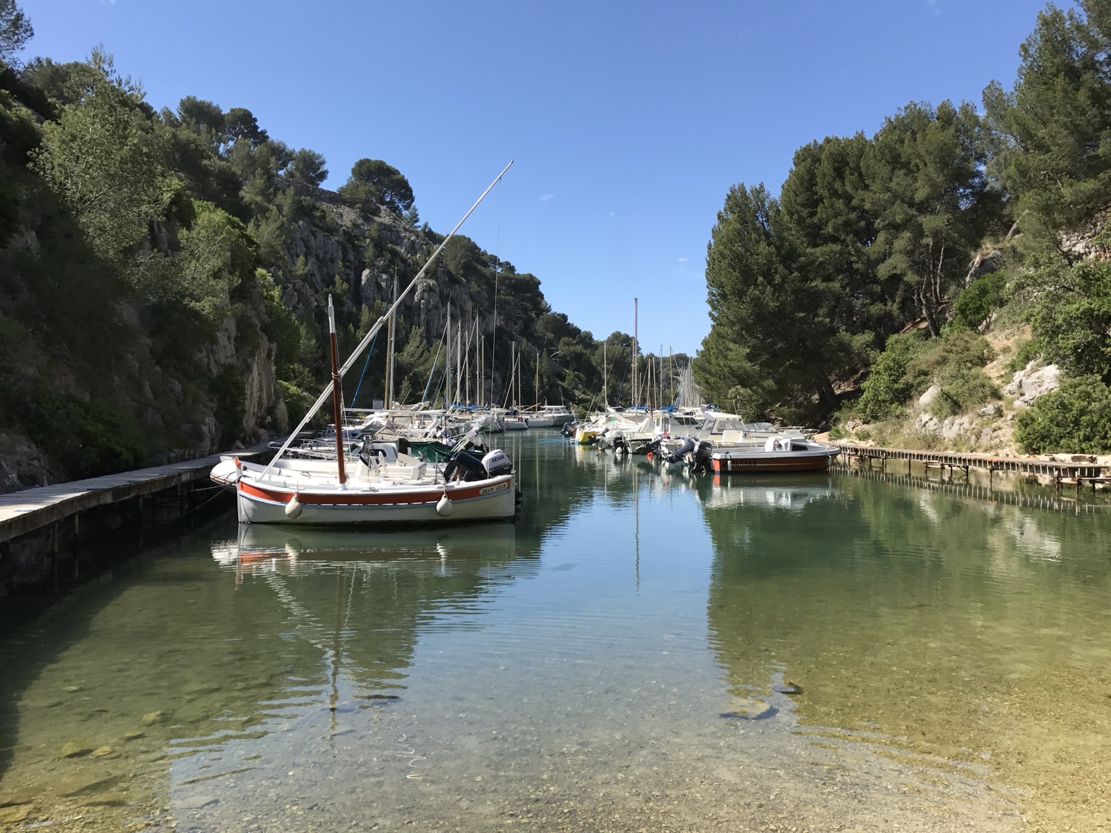 Les calanques de Port-Miou à Cassis, face auxquelles se trouve La Villa Madie