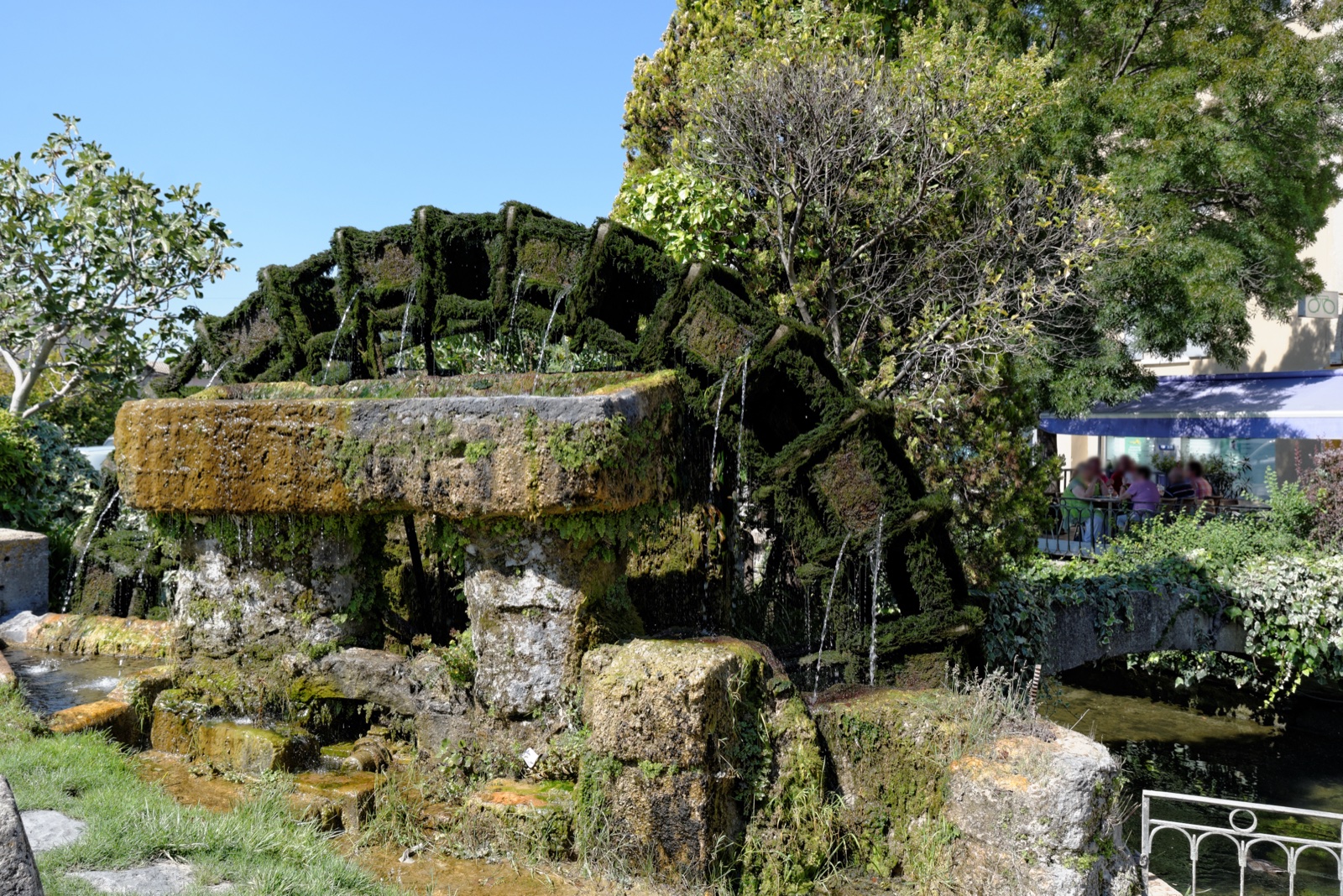 La roue à aubes de L'Isle-sur-la-Sorgue, ville où Romain Gandolphe tient Le Vivier
