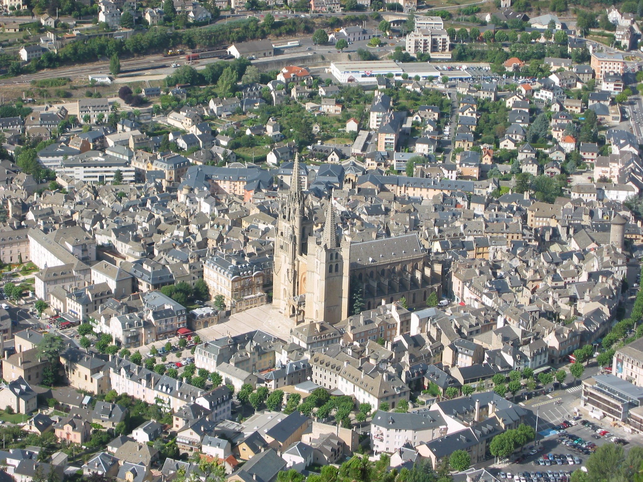 La cathédrale de Mende, au pied de laquelle l'Hôtel de France abrite Le France, référence Michelin