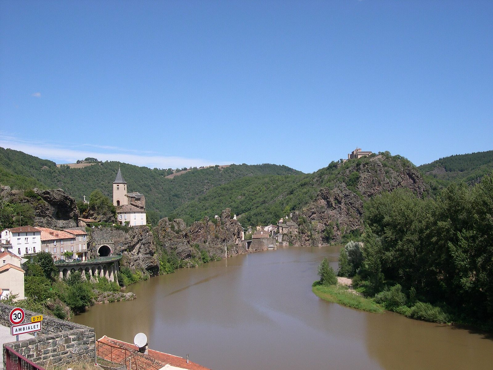 La presqu'île d'Ambialet enserrée par le méandre du Tarn, dans le Tarn, avec le prieuré roman et les falaises de la vallée