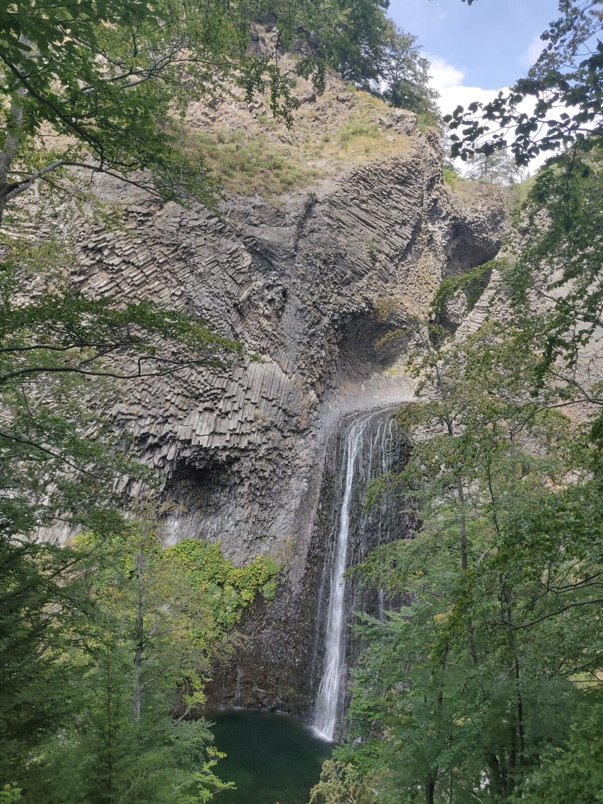 La cascade du Ray-Pic et ses soixante mètres de chute sur la coulée basaltique, en Cévennes ardéchoises
