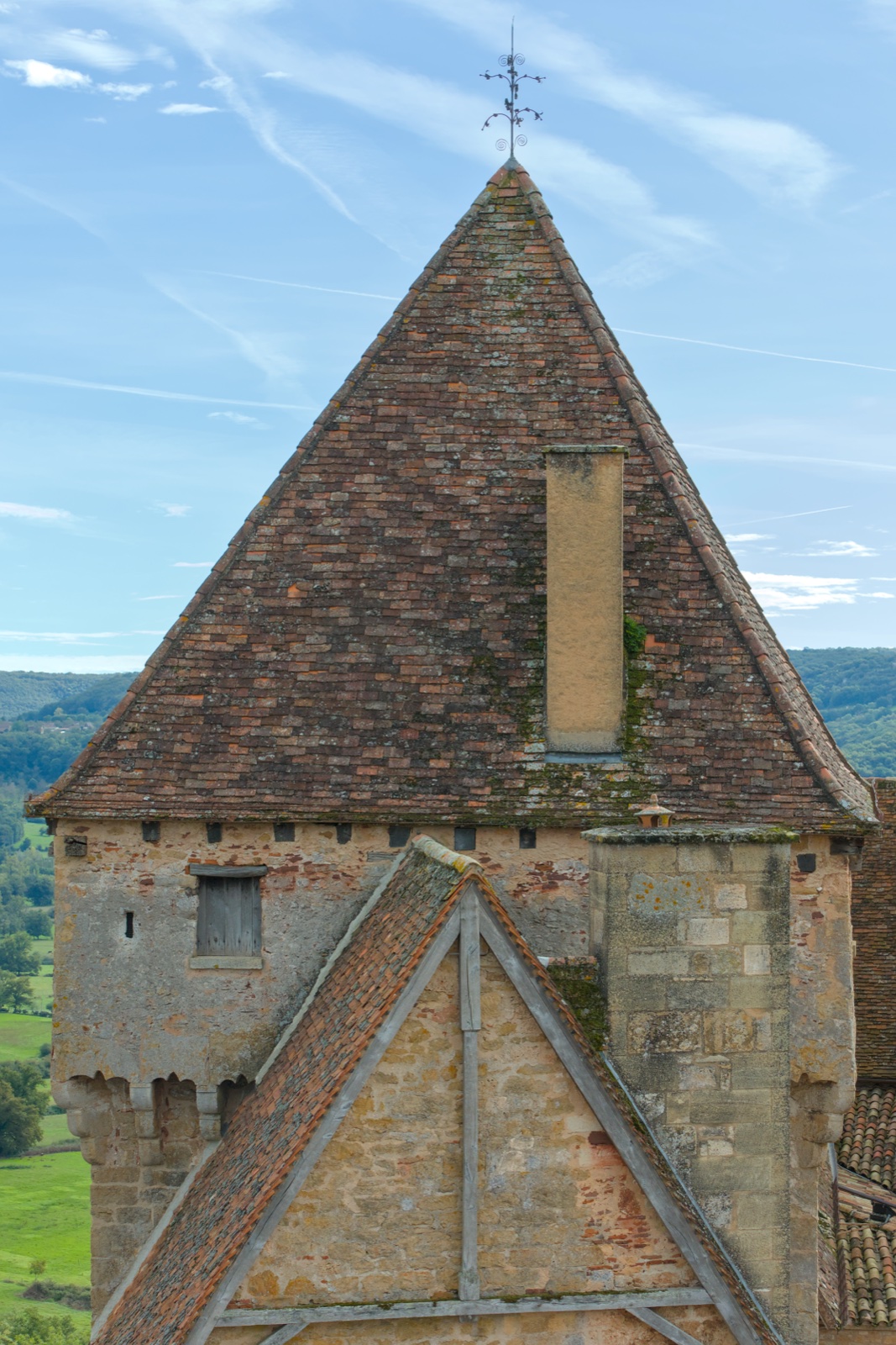 Le château de Castelnau-Bretenoux et son donjon dominant le Quercy