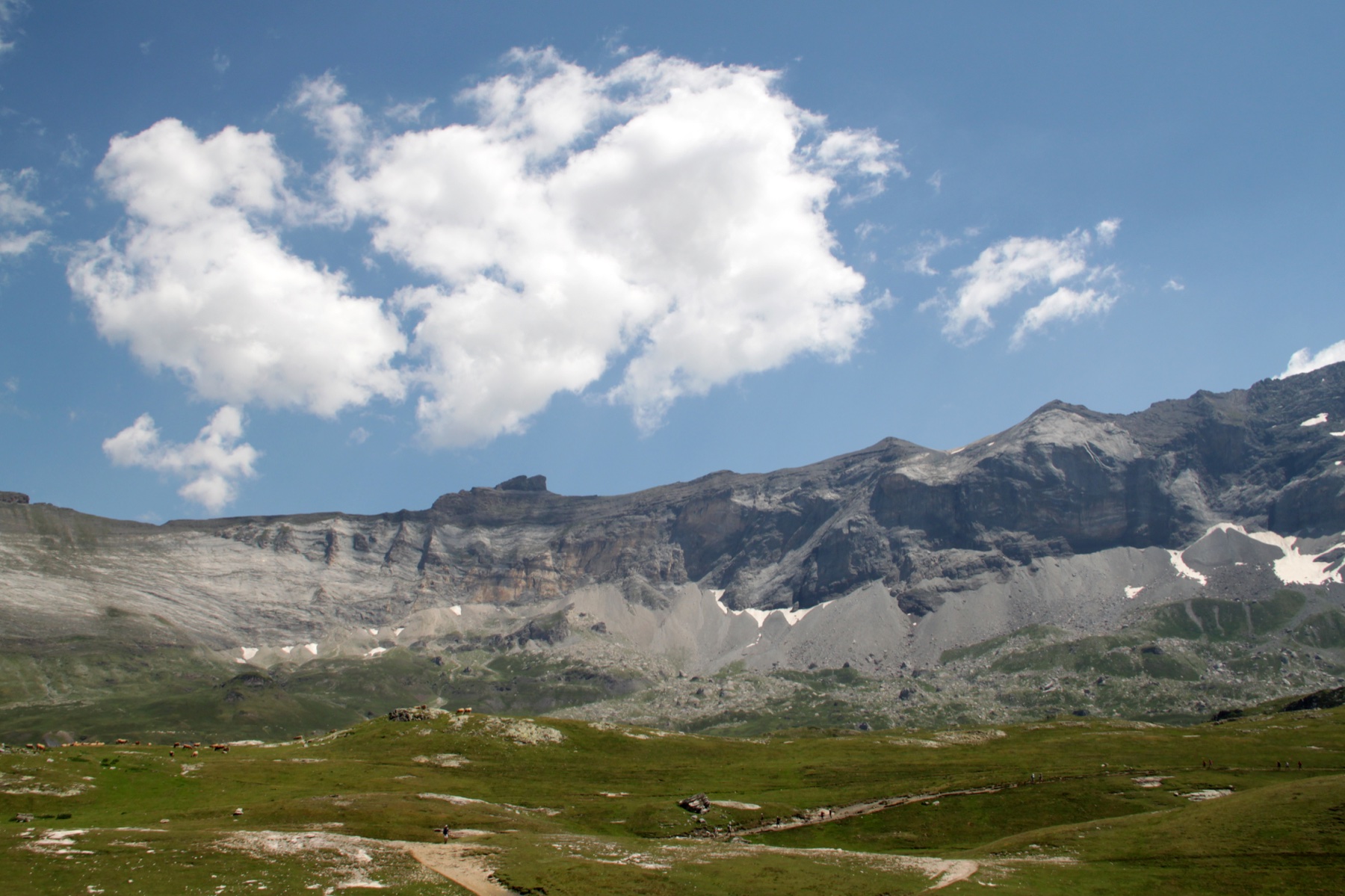 Cirque de Troumouse et ses pentes herbeuses, vu depuis le sentier au cœur du Parc national des Pyrénées