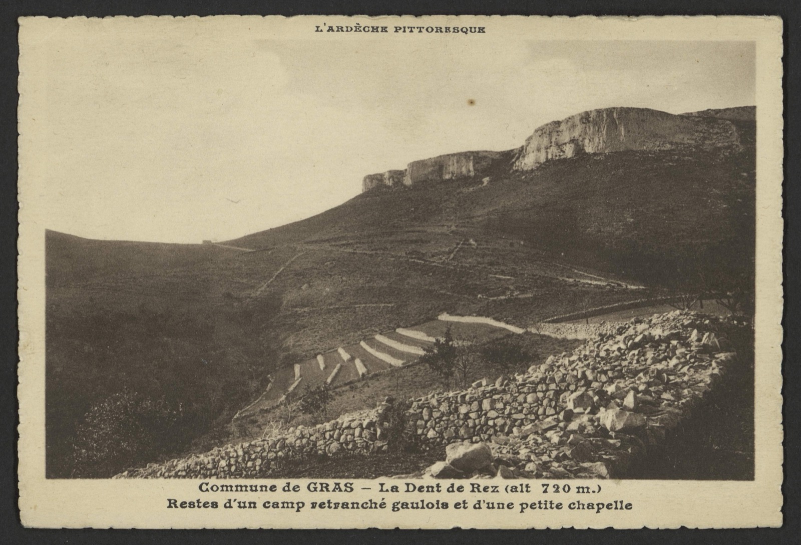 La Dent de Rez culminant à 719 mètres, point culminant de la Basse Ardèche, sur la commune de Gras