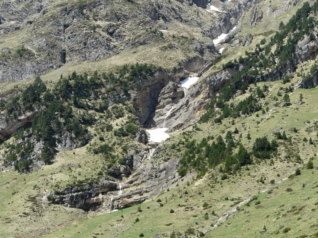 Cirque de Gavarnie, sa grande cascade et ses murailles calcaires au cœur du Parc national des Pyrénées