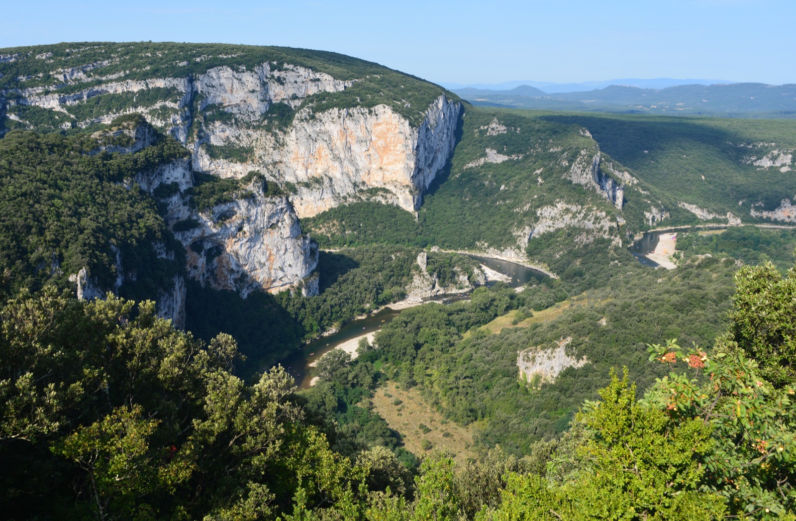 Les gorges de l'Ardèche, leur méandre calcaire et la rivière en contrebas, dans la réserve naturelle