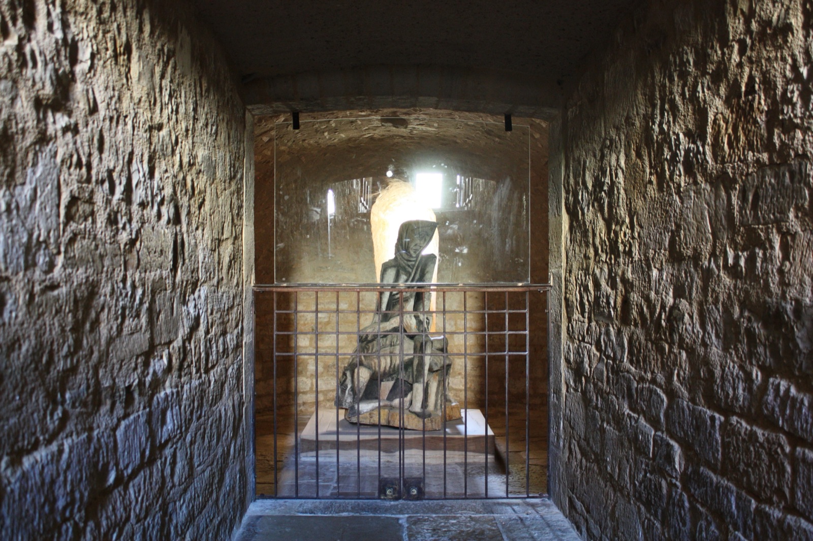 L'église Saint-Laurent des Arques, son clocher roman au milieu des maisons de pierre, dans le Lot