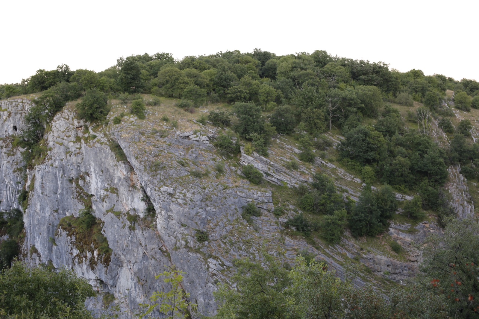 Le cirque d'Autoire, ses falaises calcaires en demi-cercle au-dessus du village, dans le Lot