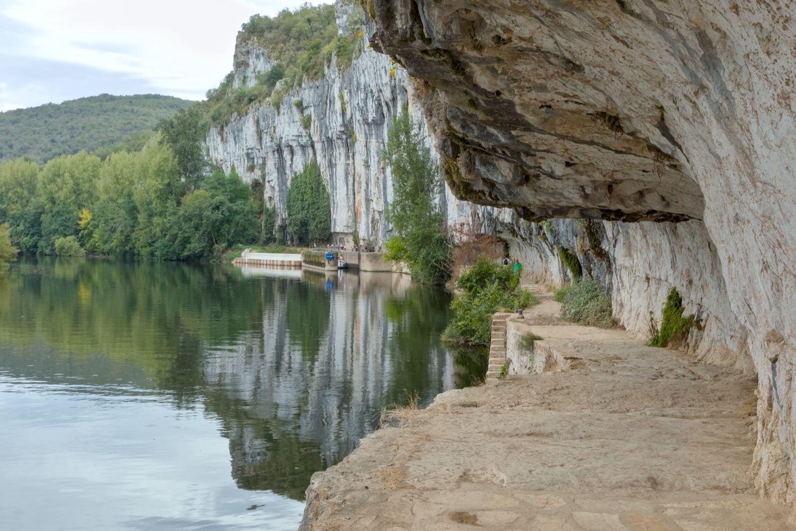 Le chemin de halage de Ganil, entaillé dans la falaise au-dessus de la rivière Lot, à Bouziès