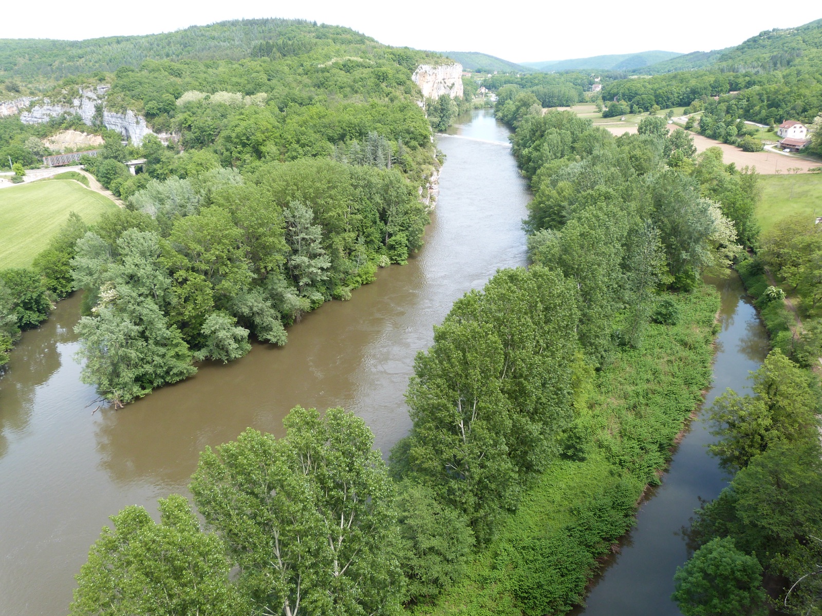 La confluence du Lot et du Célé, deux rivières qui se rejoignent au pied des falaises, dans le Lot
