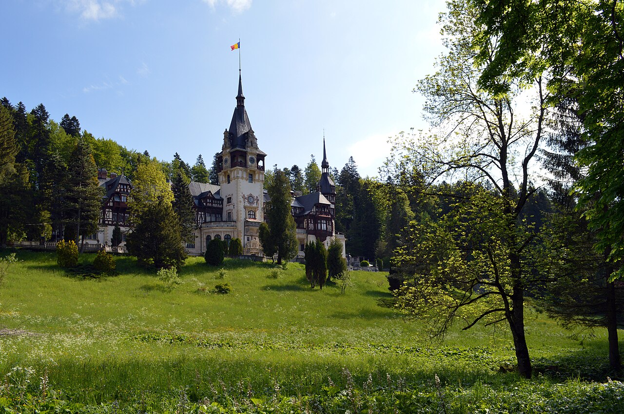 Le château de Peleș vu depuis la pelouse, palais néo-Renaissance allemand de Sinaia