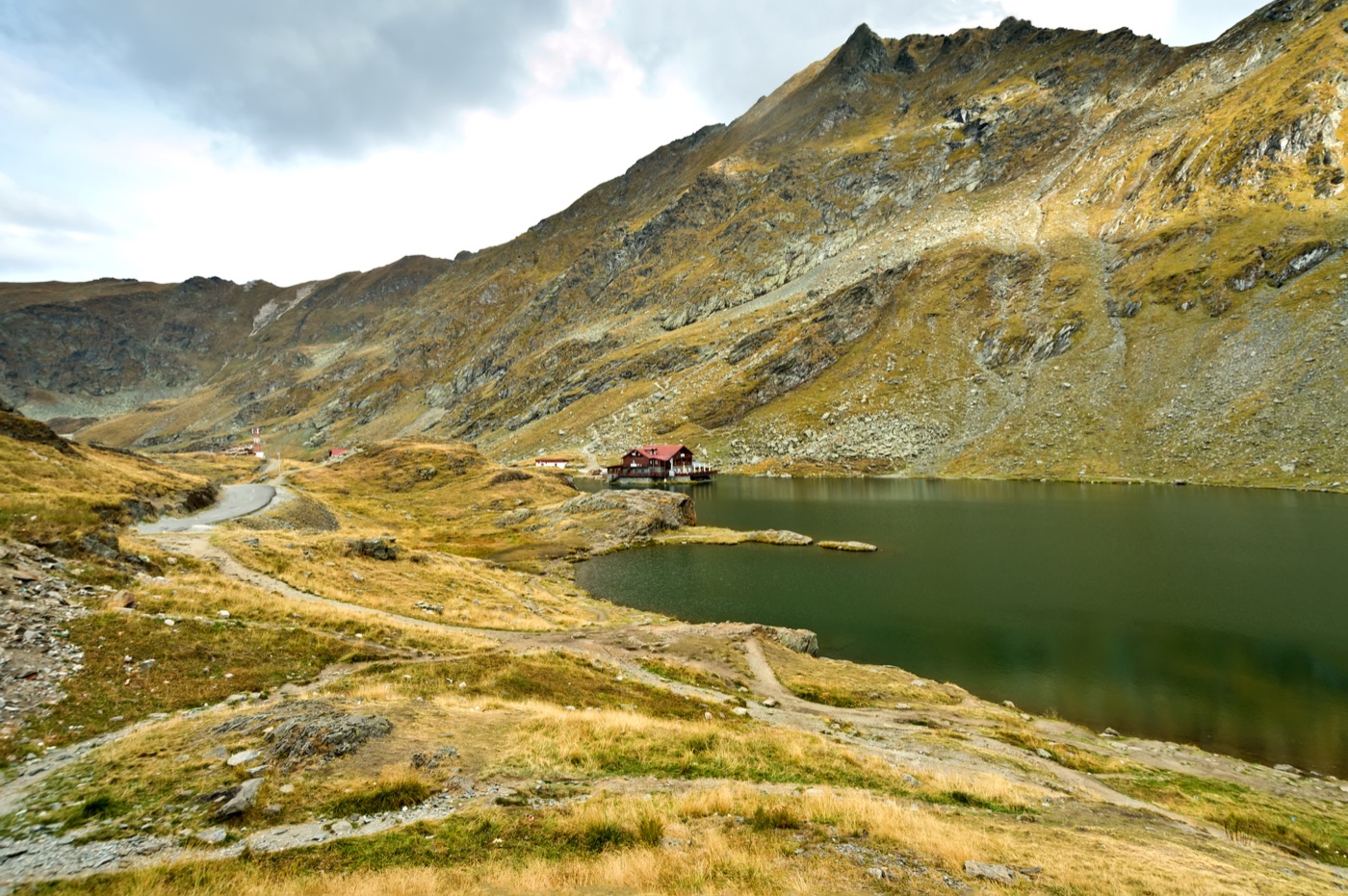 Lac glaciaire Bâlea (2 034 m) entouré des crêtes des monts Făgăraș
