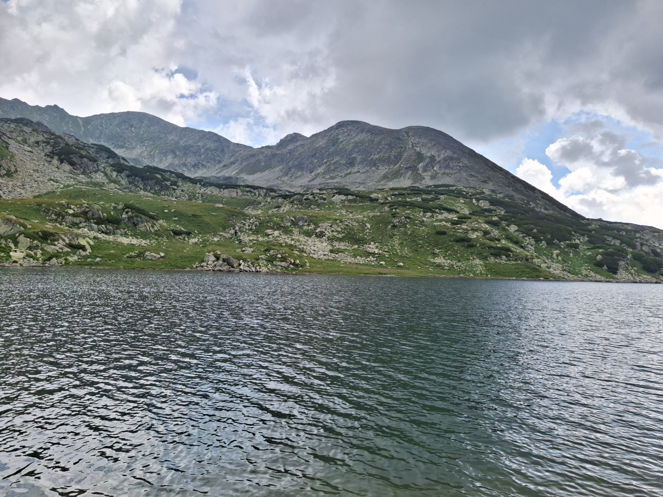 Lac Bucura (2 040 m), plus grand lac glaciaire de Roumanie, dans les monts Retezat