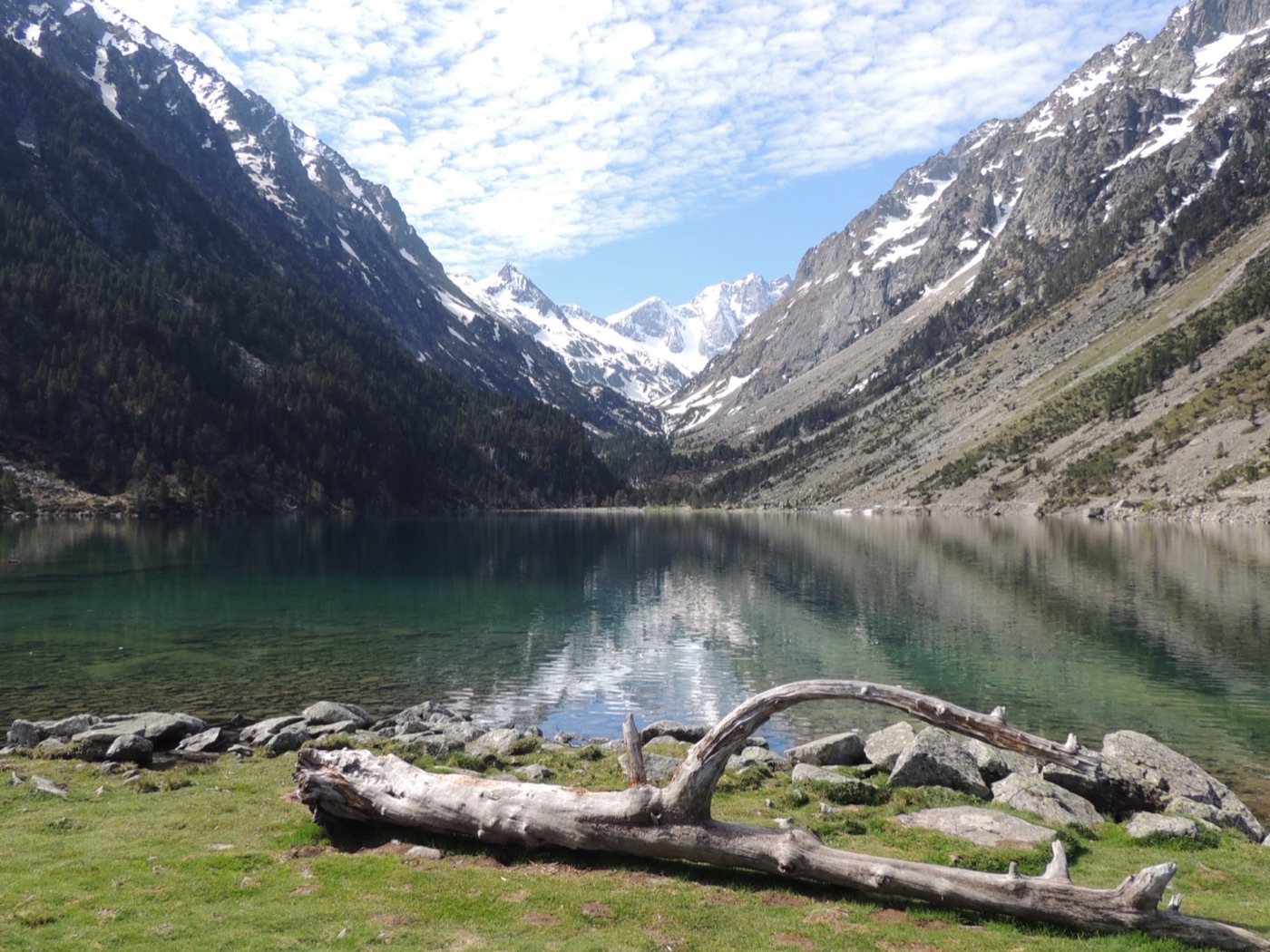 Lac de Gaube à 1 725 mètres, dominé par le massif du Vignemale, depuis le Pont d'Espagne