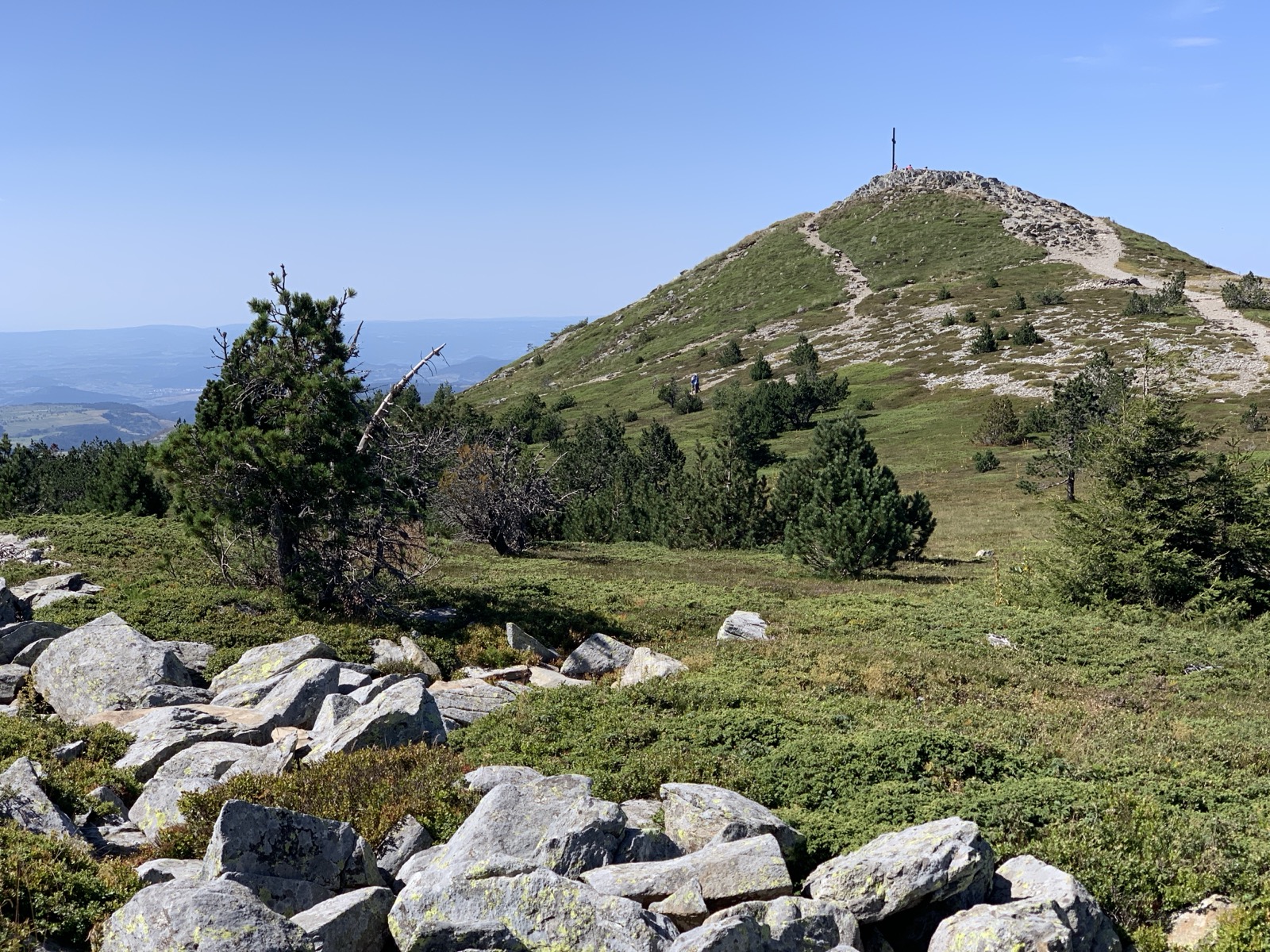 Le sommet nord du mont Mézenc et sa crête ensellée, sur la montagne ardéchoise