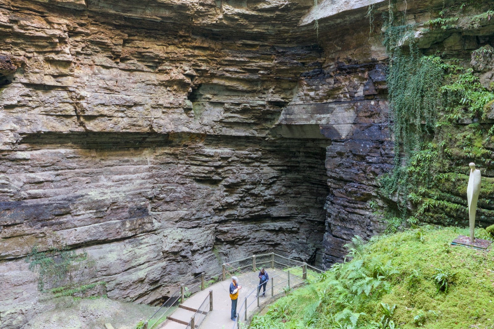 Le puits du gouffre de Padirac, immense ouverture circulaire dans le causse