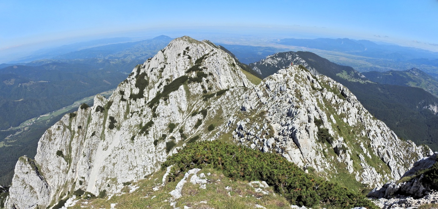 Crête calcaire des monts Piatra Craiului, dans les Carpates du Sud