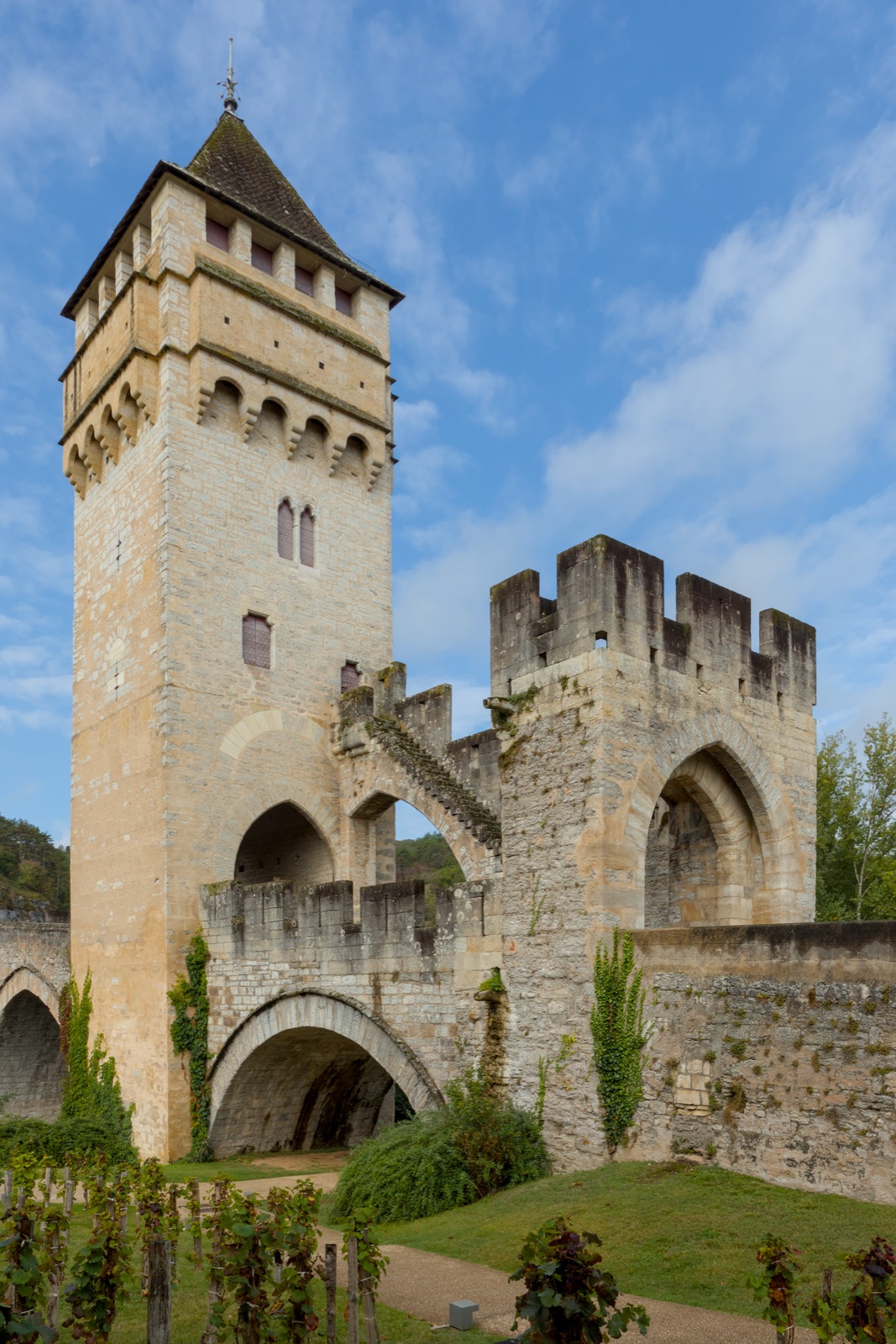 Le pont Valentré et ses trois tours crénelées enjambant le Lot à Cahors