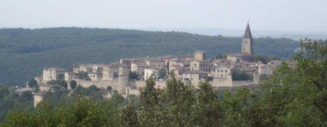 Le village fortifié de Puycelsi perché au-dessus de la forêt de Grésigne, dans le Tarn, classé parmi les plus beaux villages de France