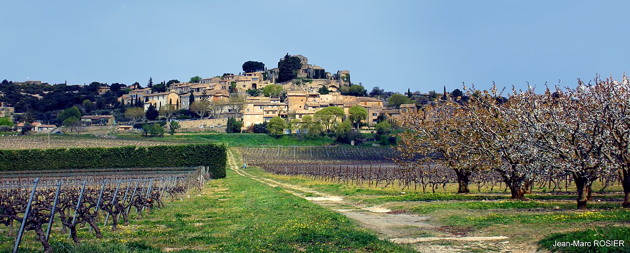 Le village de Joucas et ses maisons de pierre ocre accrochées à la colline, dans les Monts de Vaucluse