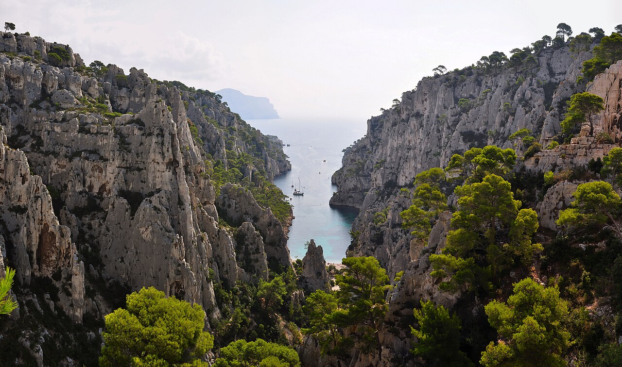 La calanque d'En-Vau, ses falaises blanches et son eau turquoise, près de Cassis